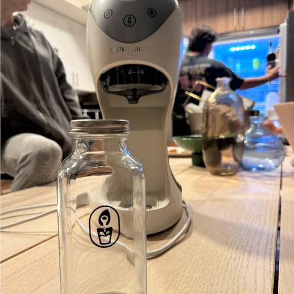 Milky Plant Nut Milk Maker in White - Picture 3 of 5